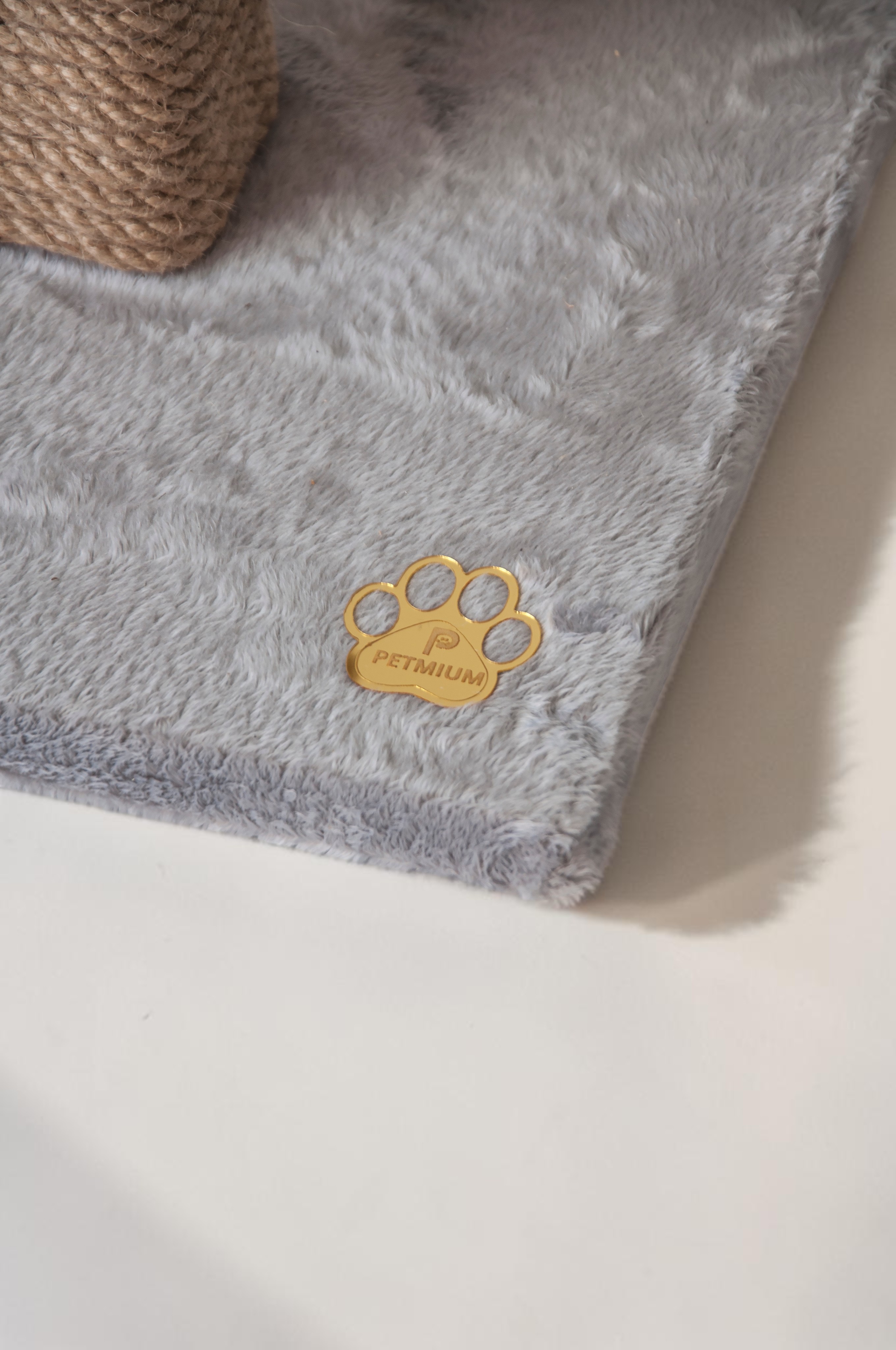 PETMIUM kumaş ve logo detayı